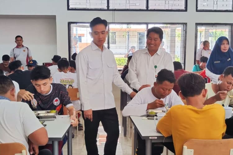 Wapres Gibran Tinjau Sekolah Rakyat di Solo, Pastikan Kenyamanan Siswa dan Kualitas Program Makan Bergizi Gratis